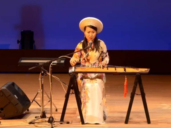 Photo: ベトナム伝統楽器演奏、ベトナム歌謡　大阪ベトナム友好協会
